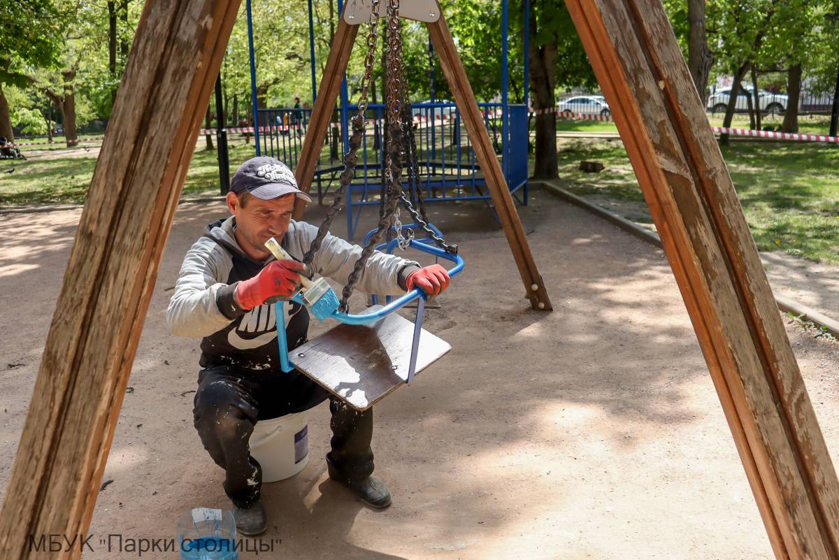 В парке Шевченко проходит текущий ремонт детской площадки