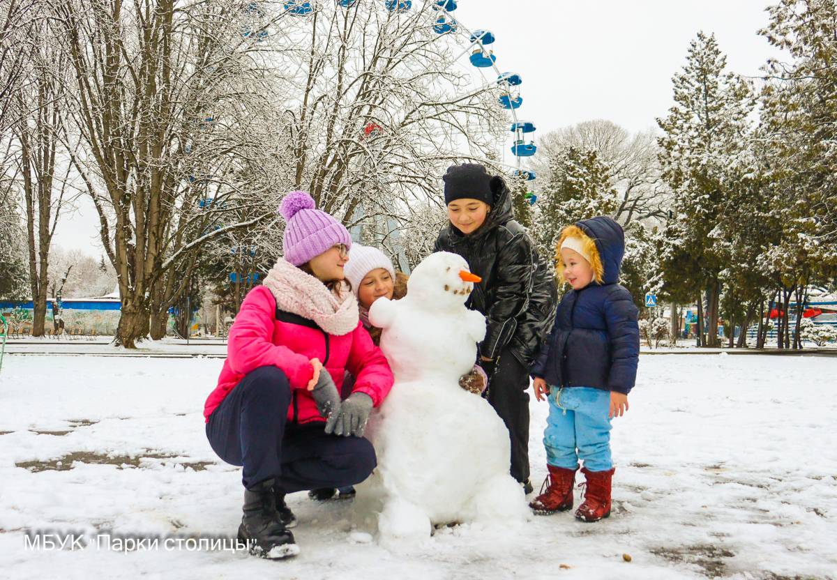 Детский парк украсили снеговички