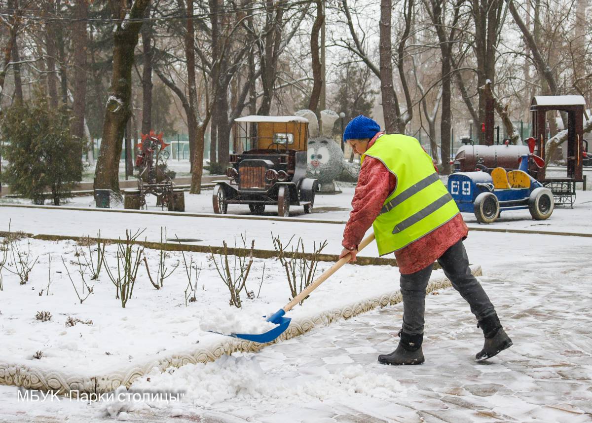 Уборка снега в парках и скверах Симферополя ведётся в постоянном режиме