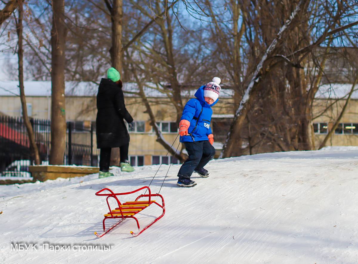 Зимние забавы: в Детском парке образовалась стихийная снежная горка