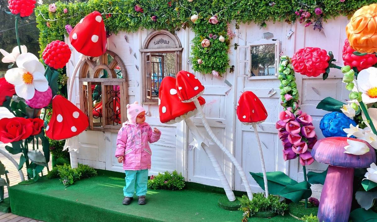 Очутитесь в Стране чудес: весенняя фотозона украсила Детский парк