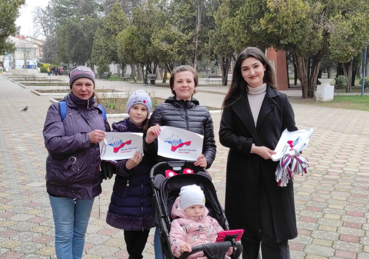 Гостей Детского парка поздравили с девятой годовщиной Крымской весны!