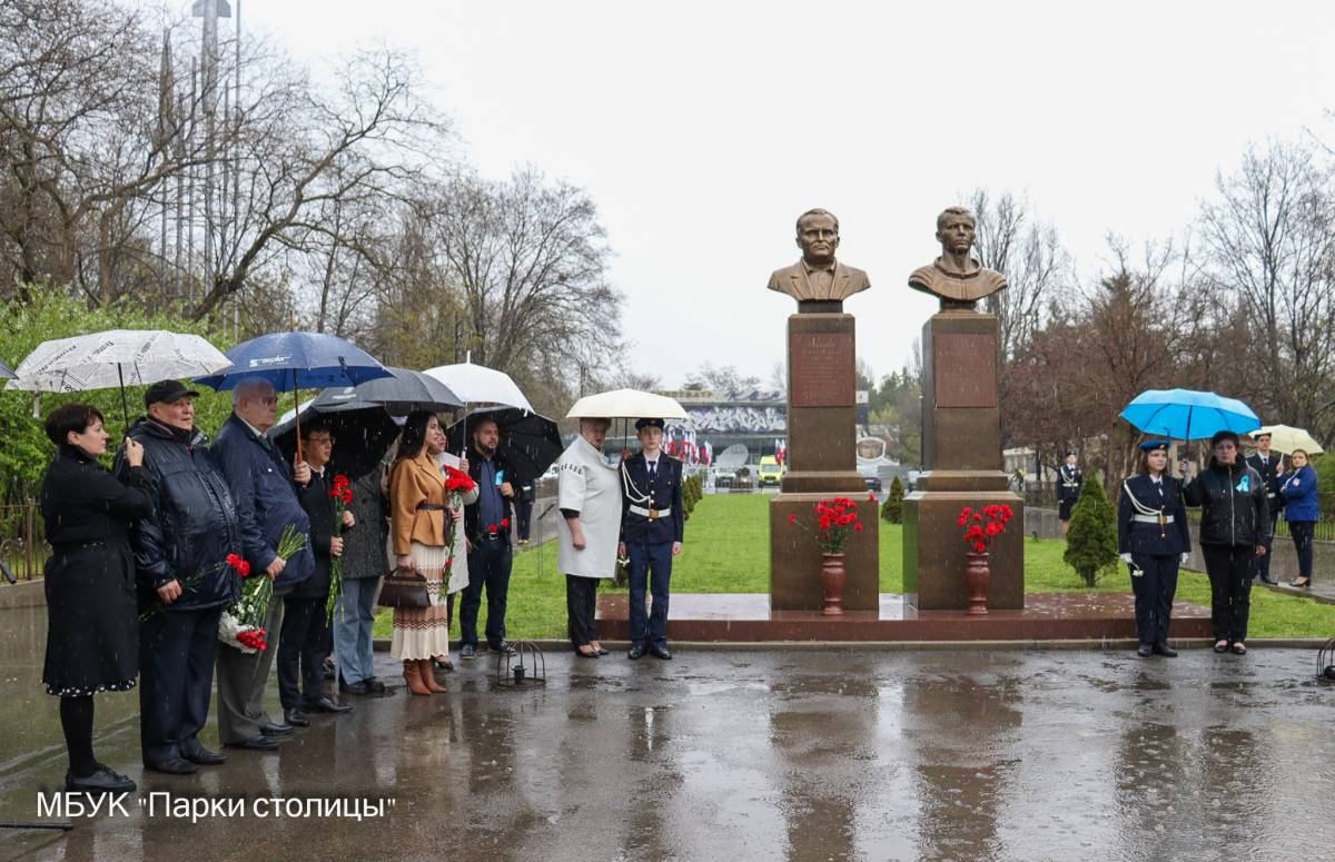 Сегодня на Аллее космонавтов в парке им. Ю. А. Гагарина  состоялся торжественный митинг, посвященный Дню космонавтики