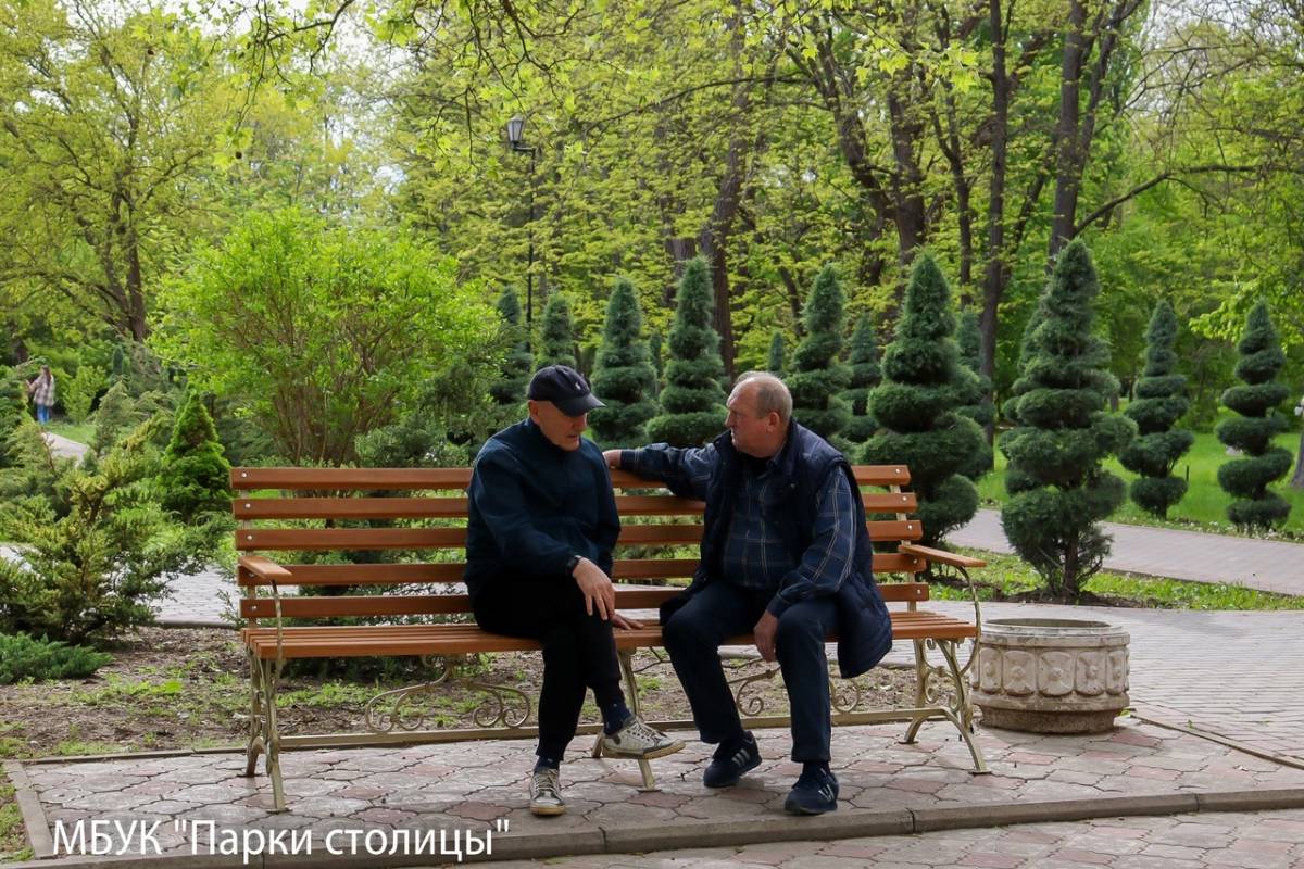В парке Гагарина появились скамейки с эколамелями из переработанного пластика