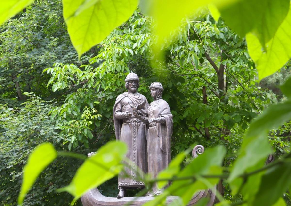 Памятник в парке: о скульптурной композиции святых князей Петра и Февронии