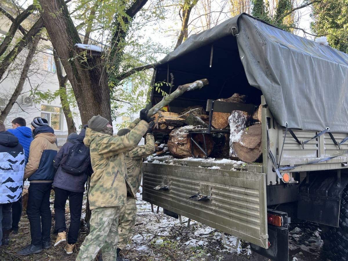 Волонтёры помогают ликвидировать результаты разгулявшейся стихии в парке имени Гагарина