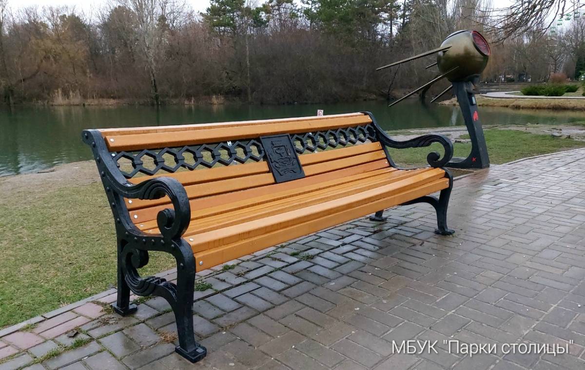 В парке им. Гагарина продолжается работа по установке скамеек с эколамелями из переработанного пластика
