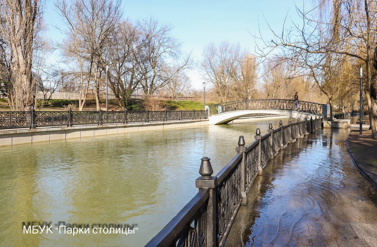 Уровень воды в Салгире поднялся, подтопив часть набережной в парке им. Гагарина